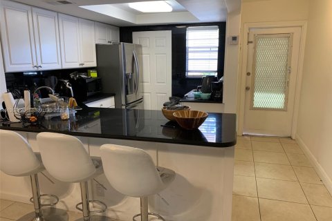 Снять в аренду кондоминиум в Халландейл-Бич, Флорида 2 спальни, 85.56м2, № 2028452 - фото 4