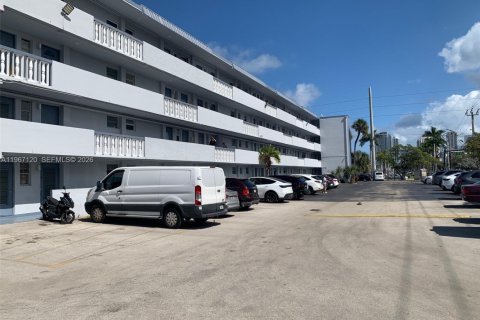 Снять в аренду кондоминиум в Халландейл-Бич, Флорида 2 спальни, 85.56м2, № 2028452 - фото 12