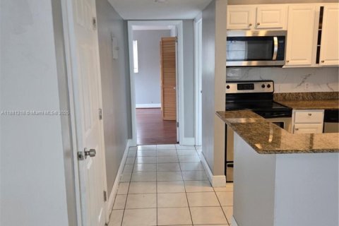 Снять в аренду квартиру в Форт-Лодердейл, Флорида 2 спальни, 2912.67м2, № 1977634 - фото 2