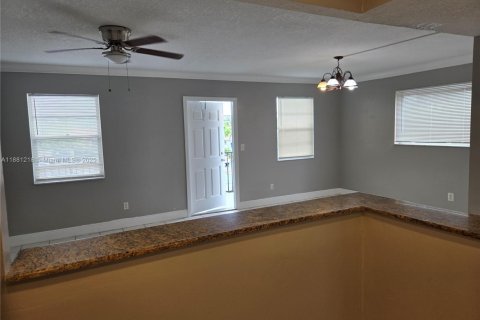 Снять в аренду квартиру в Форт-Лодердейл, Флорида 2 спальни, 2912.67м2, № 1977634 - фото 1