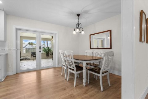 House in Cutler Bay, Florida 4 bedrooms, 207.64 sq.m. № 1813841 - photo 12