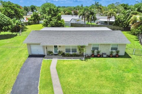House in Cutler Bay, Florida 4 bedrooms, 207.64 sq.m. № 1813841 - photo 1