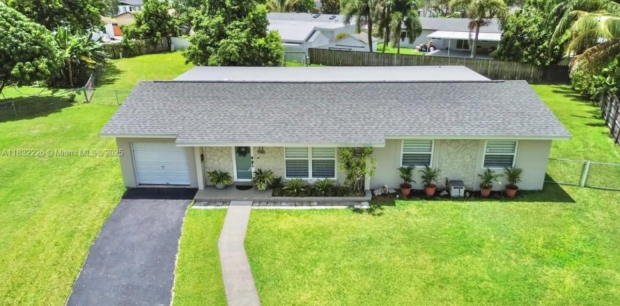 House in Cutler Bay, Florida 4 bedrooms, 207.64 sq.m. № 1813841