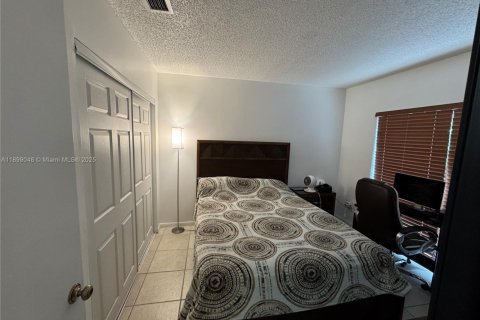 Villa ou maison à vendre à Miami, Floride: 4 chambres, 219.9 m2 № 1951148 - photo 10