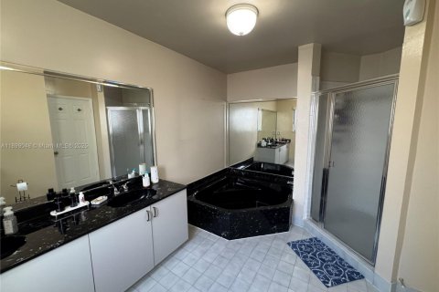 Villa ou maison à vendre à Miami, Floride: 4 chambres, 219.9 m2 № 1951148 - photo 15
