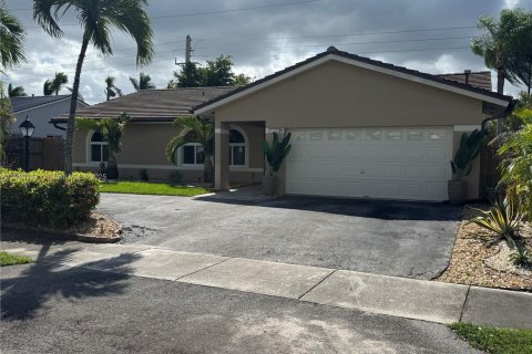Villa ou maison à vendre à Miami, Floride: 4 chambres, 219.9 m2 № 1951148 - photo 1