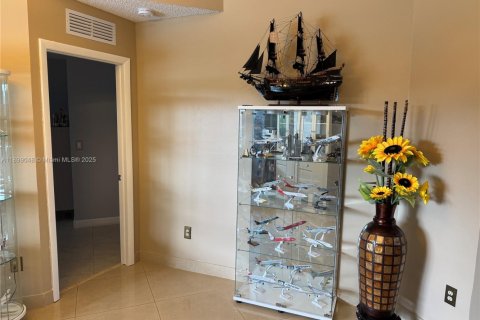 Villa ou maison à vendre à Miami, Floride: 4 chambres, 219.9 m2 № 1951148 - photo 5