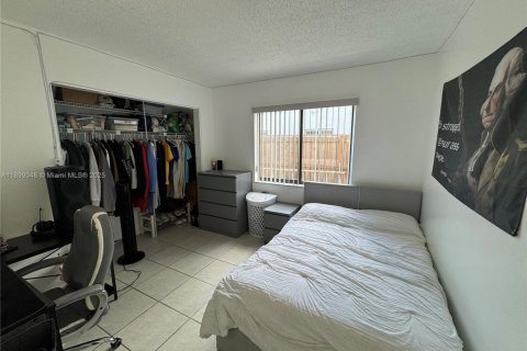 Villa ou maison à vendre à Miami, Floride: 4 chambres, 219.9 m2 № 1951148 - photo 11