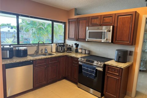 Villa ou maison à vendre à Miami, Floride: 4 chambres, 219.9 m2 № 1951148 - photo 2