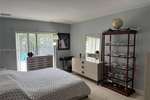 Villa ou maison à vendre à Miami, Floride: 4 chambres, 219.9 m2 № 1951148 - photo 13