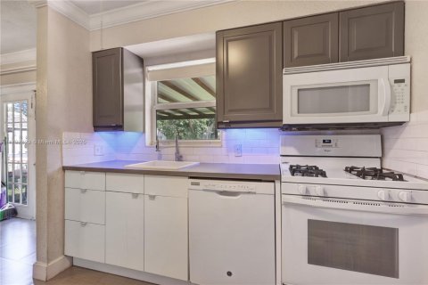 House in Sunrise, Florida 3 bedrooms, 104.98 sq.m. № 1728176 - photo 8