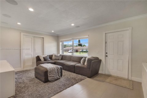 House in Sunrise, Florida 3 bedrooms, 104.98 sq.m. № 1728176 - photo 4