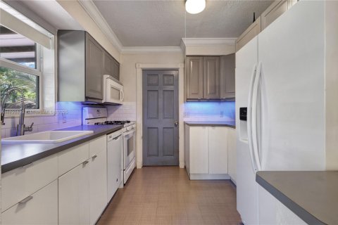 House in Sunrise, Florida 3 bedrooms, 104.98 sq.m. № 1728176 - photo 6