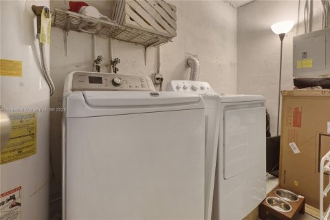 House in Sunrise, Florida 3 bedrooms, 104.98 sq.m. № 1728176 - photo 21