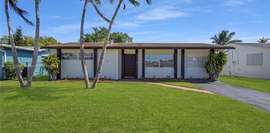 House in Sunrise, Florida 3 bedrooms, 104.98 sq.m. № 1728176