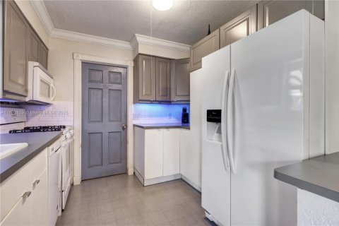 House in Sunrise, Florida 3 bedrooms, 104.98 sq.m. № 1728176 - photo 2