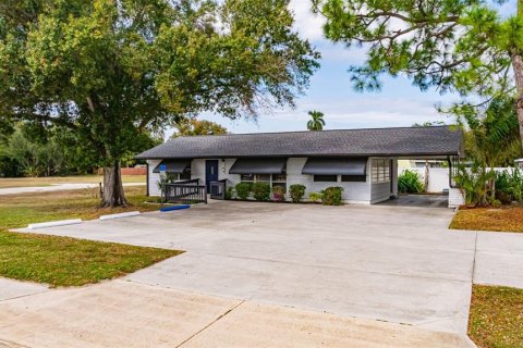 Commercial property in North Fort Myers, Florida 102.56 sq.m. № 2148614 - photo 3