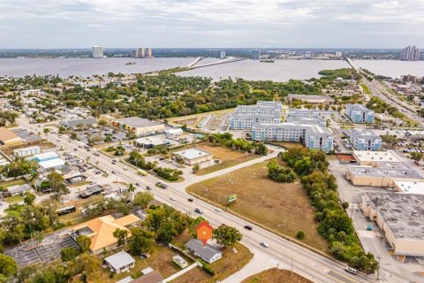 Commercial property in North Fort Myers, Florida 102.56 sq.m. № 2148614