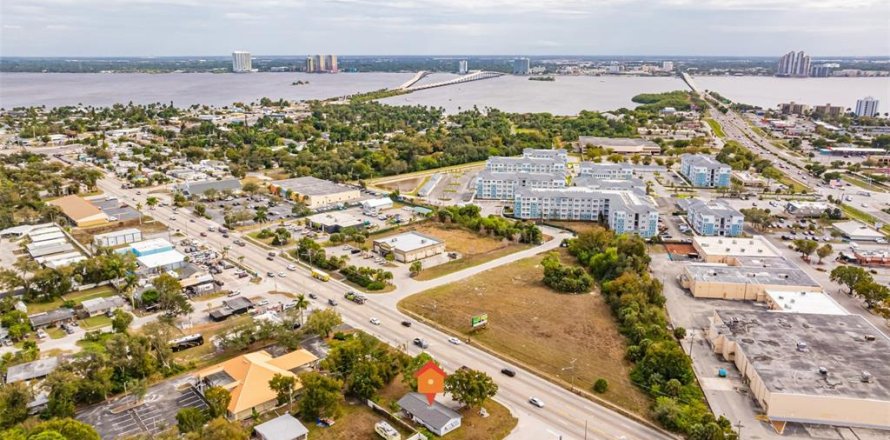 Commercial property in North Fort Myers, Florida 102.56 sq.m. № 2148614