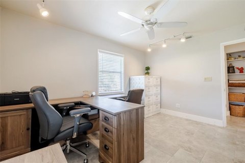 Commercial property in North Fort Myers, Florida 102.56 sq.m. № 2148614 - photo 17