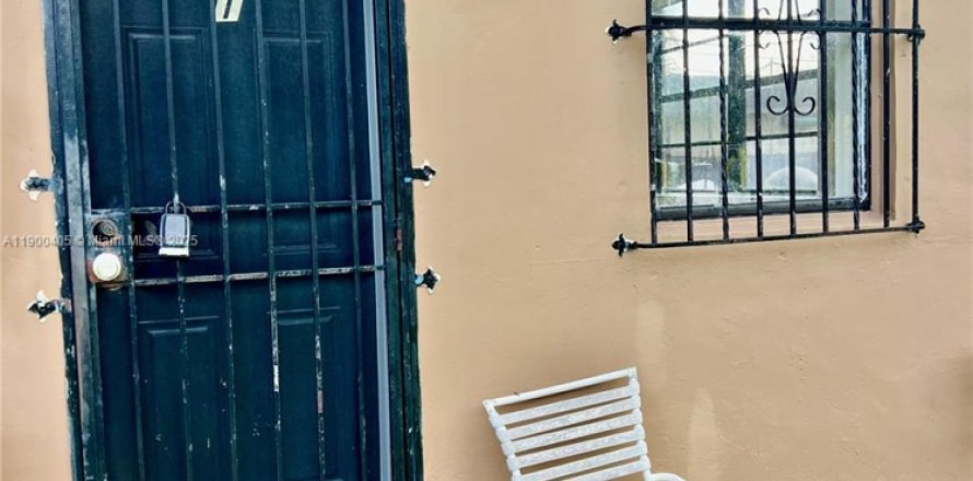 Propiedad comercial en Florida City, Florida 1 dormitorio, 37.16 m2 № 1953336