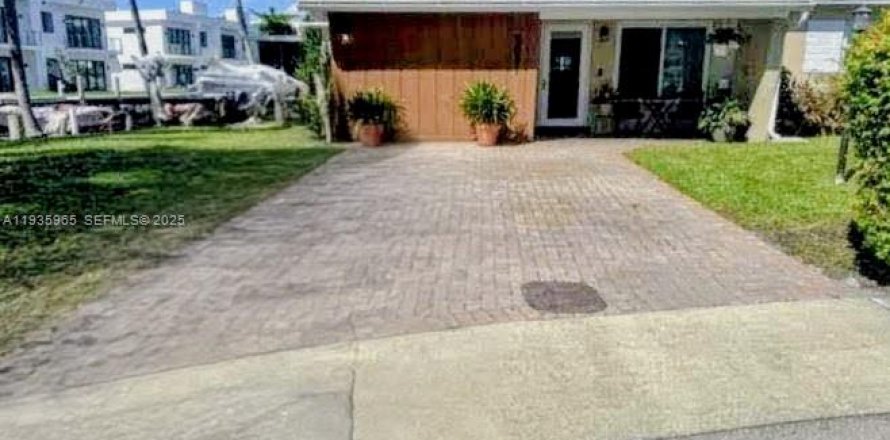 House in Dania Beach, Florida 3 bedrooms, 145.02 sq.m. № 1994039