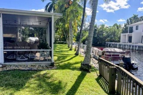 House in Dania Beach, Florida 3 bedrooms, 145.02 sq.m. № 1994039 - photo 5