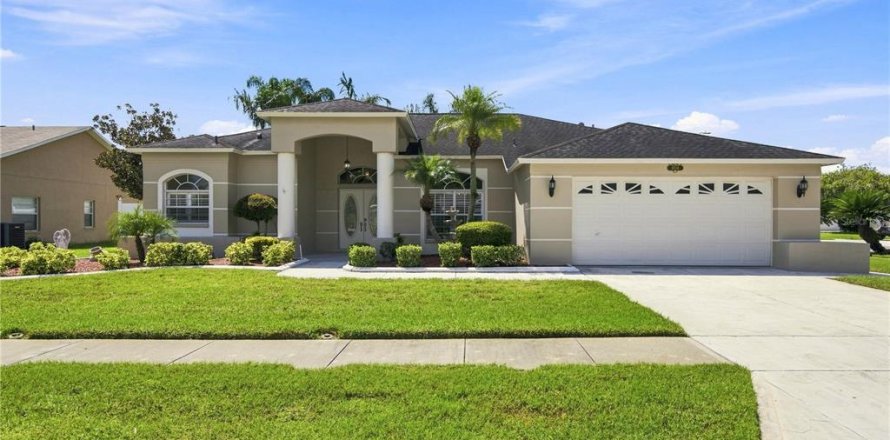 House in New Port Richey, Florida 3 bedrooms, 189.71 sq.m. № 2345617