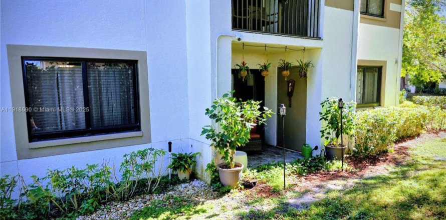 Condominio en Hollywood, Florida, 3 dormitorios  № 1973942