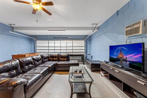 House in Davenport, Florida 6 bedrooms, 261.71 sq.m. № 2105970 - photo 6