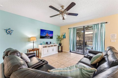 House in Davenport, Florida 6 bedrooms, 261.71 sq.m. № 2105970 - photo 9