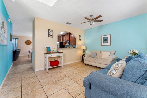 House in Davenport, Florida 6 bedrooms, 261.71 sq.m. № 2105970 - photo 5