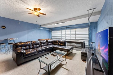House in Davenport, Florida 6 bedrooms, 261.71 sq.m. № 2105970 - photo 7