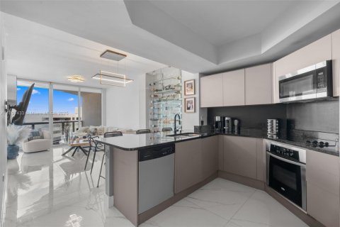 Condominio en alquiler en Miami, Florida, 1 dormitorio, 76.92 m2 № 1949625 - foto 7