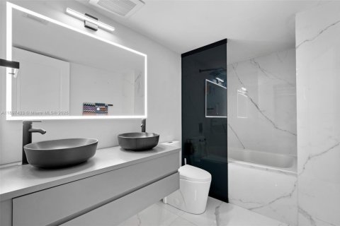 Condominio en alquiler en Miami, Florida, 1 dormitorio, 76.92 m2 № 1949625 - foto 11