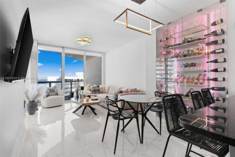 Condominio en alquiler en Miami, Florida, 1 dormitorio, 76.92 m2 № 1949625 - foto 2