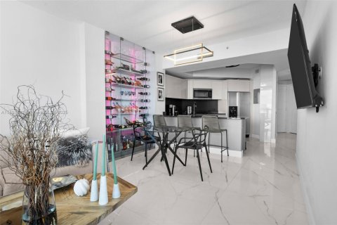 Condominio en alquiler en Miami, Florida, 1 dormitorio, 76.92 m2 № 1949625 - foto 5