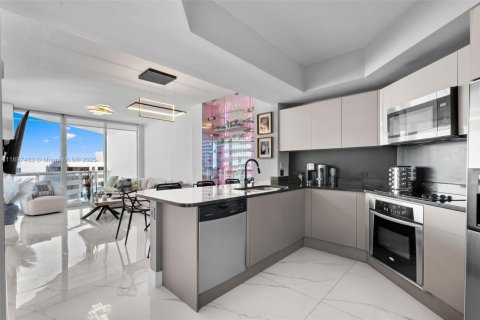 Condominio en alquiler en Miami, Florida, 1 dormitorio, 76.92 m2 № 1949625 - foto 3