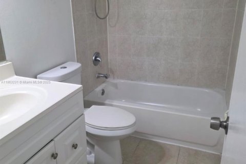 Снять в аренду таунхаус в Норт-Лодердейл, Флорида 4 спальни, 128.21м2, № 1958253 - фото 12