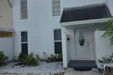 Снять в аренду таунхаус в Норт-Лодердейл, Флорида 4 спальни, 128.21м2, № 1958253 - фото 1