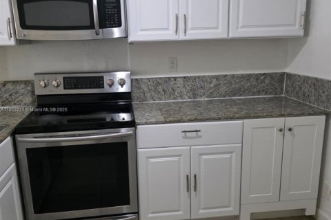 Снять в аренду таунхаус в Норт-Лодердейл, Флорида 4 спальни, 128.21м2, № 1958253 - фото 4