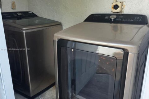 Снять в аренду таунхаус в Норт-Лодердейл, Флорида 4 спальни, 128.21м2, № 1958253 - фото 15