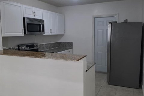 Снять в аренду таунхаус в Норт-Лодердейл, Флорида 4 спальни, 128.21м2, № 1958253 - фото 5