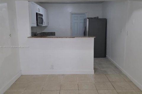 Снять в аренду таунхаус в Норт-Лодердейл, Флорида 4 спальни, 128.21м2, № 1958253 - фото 6