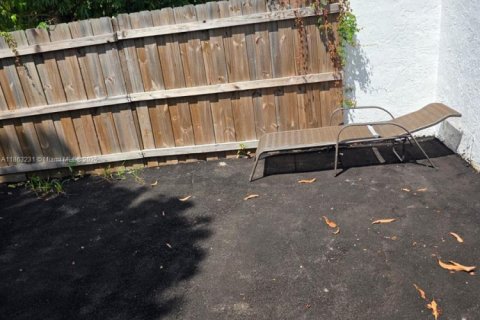 Снять в аренду таунхаус в Норт-Лодердейл, Флорида 4 спальни, 128.21м2, № 1958253 - фото 16