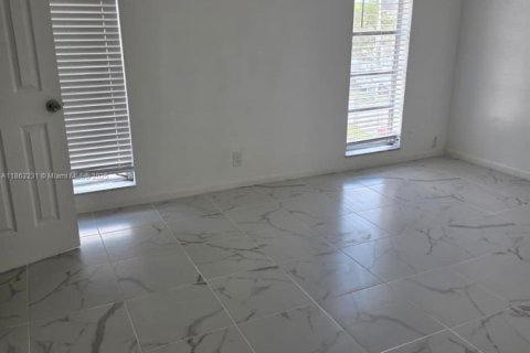 Снять в аренду таунхаус в Норт-Лодердейл, Флорида 4 спальни, 128.21м2, № 1958253 - фото 7