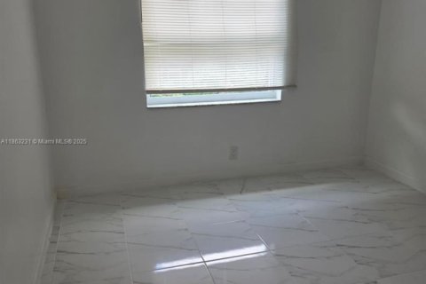 Снять в аренду таунхаус в Норт-Лодердейл, Флорида 4 спальни, 128.21м2, № 1958253 - фото 8