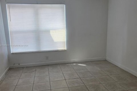 Снять в аренду таунхаус в Норт-Лодердейл, Флорида 4 спальни, 128.21м2, № 1958253 - фото 10