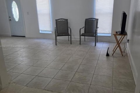 Снять в аренду таунхаус в Норт-Лодердейл, Флорида 4 спальни, 128.21м2, № 1958253 - фото 2