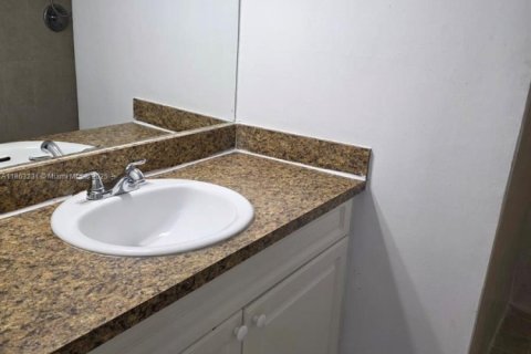 Снять в аренду таунхаус в Норт-Лодердейл, Флорида 4 спальни, 128.21м2, № 1958253 - фото 11